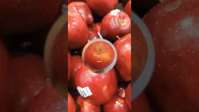 An apple a day keeps doctor away👍☺️#fruit #viral #short смотреть онлайн