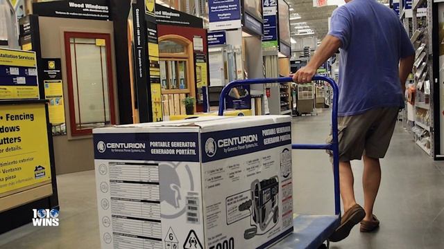 Woman Brought to Tears When Stranger Gives Her Last Generator Before Hurricane Irma смотреть онлайн