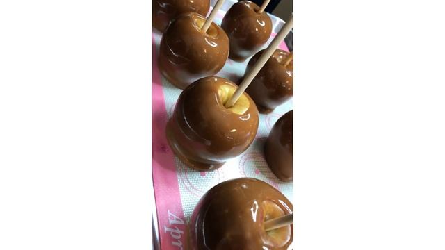 CARAMEL APPLES: HOW TO FIX BUBBLES, BAD CHOCOLATE, AND CARAMEL смотреть онлайн