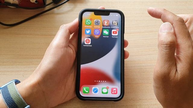 iPhone 13/13 Pro: 2 Different Ways to Turn Off VoiceOver смотреть онлайн