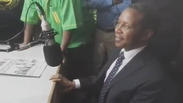 Rais Mstaafu Jakaya Kikwete akiimba Studio Za Uhuru FM смотреть онлайн