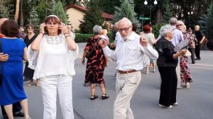 И ТЫ ВОЙДЕШЬ В РАСПАХНУТЫЕ ДВЕРИ