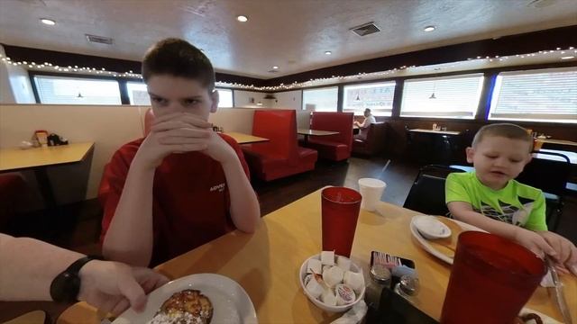 Red Apple Diner in Kansas City Missouri - The Most Delicious Breakfast! смотреть онлайн