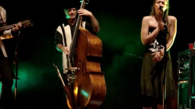 Fiona Apple w/ Nickle Creek - Fast As You Can (live 2007) @ Central Park, NY смотреть онлайн