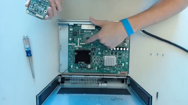 Cisco ISR 800 - Installing a PoE daughtercard смотреть онлайн