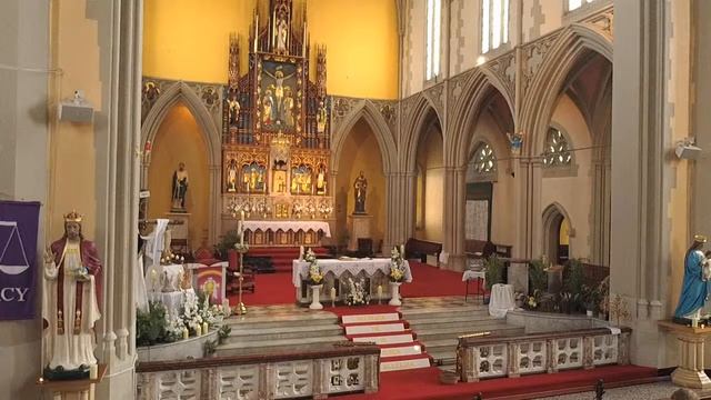 Easter Sunday смотреть онлайн