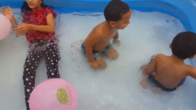 Kids having Fun Outdoor Pool Playtime Family Fun Niños Súper Divertido смотреть онлайн