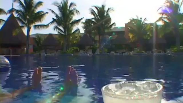 98.1 WOGL Apple Vacations Moment in Paradise смотреть онлайн