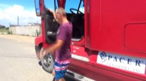 Грузовик застрял в болоте и сломался