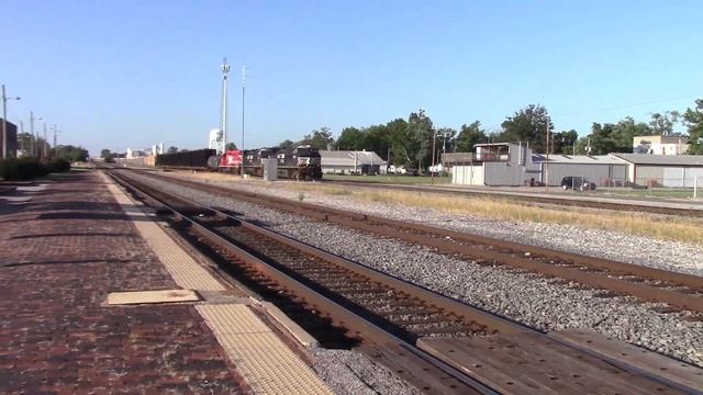 Two different SOO Line candy apple red units visit the NS Southern West district смотреть онлайн
