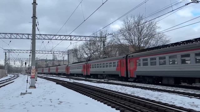 Последний рижский электропоезд на главном ходу ЭР2Р-7054 следует по ПДС-путям у пл. Электрозаводска смотреть онлайн