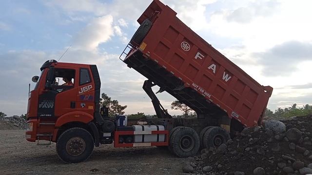 FAW 10 WHEELER DUMPTRUCK 390HP LOADING RIVER MIX смотреть онлайн