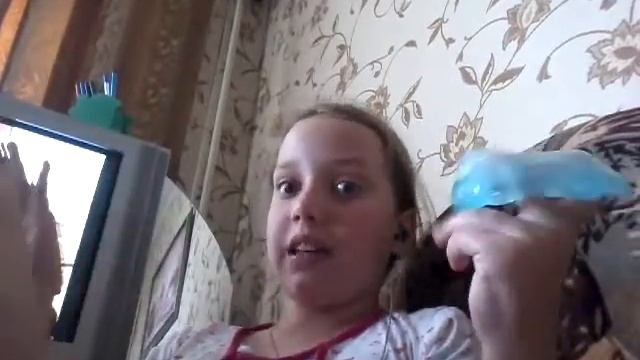 Валера показывает слайм когда он пукает