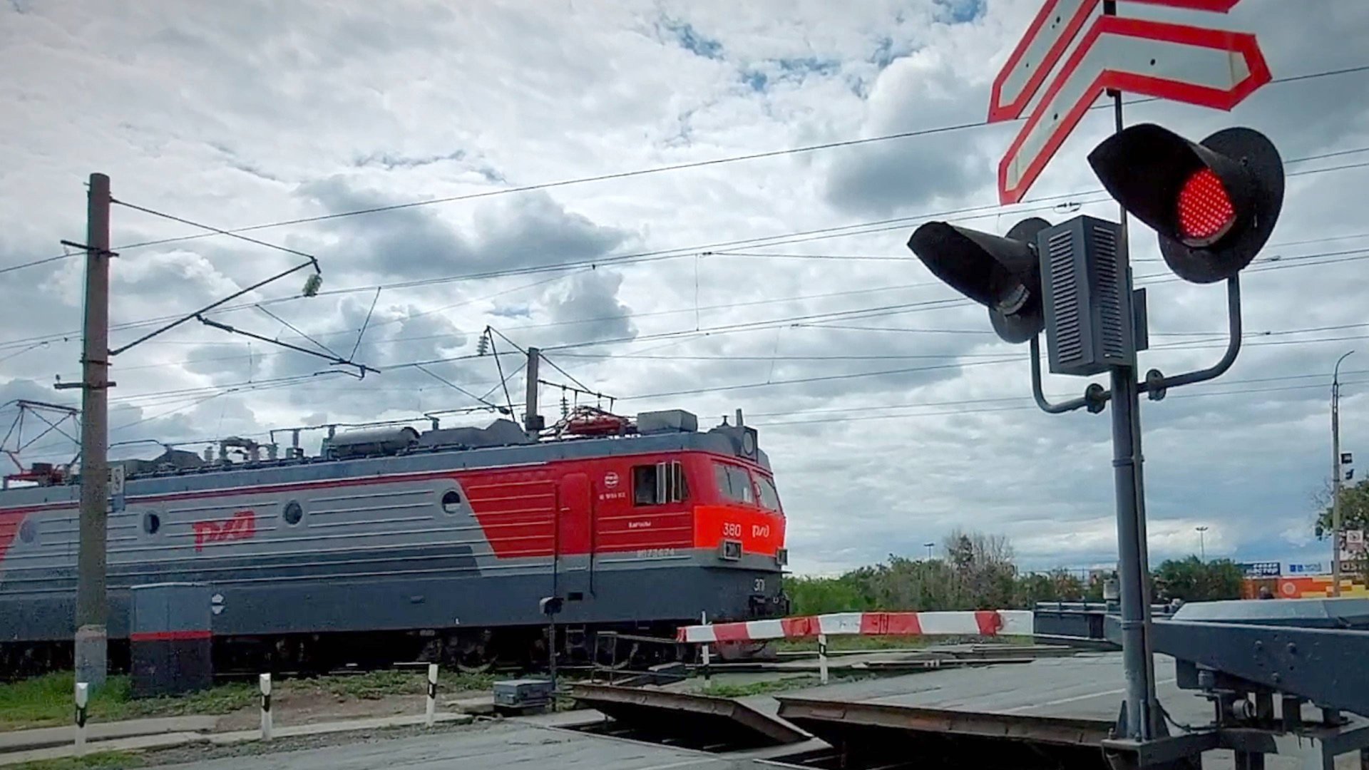 Жд переезд со шлагбаумом поезда и машины на жд переезде / Видео про поезда для детей и взрослых смотреть онлайн