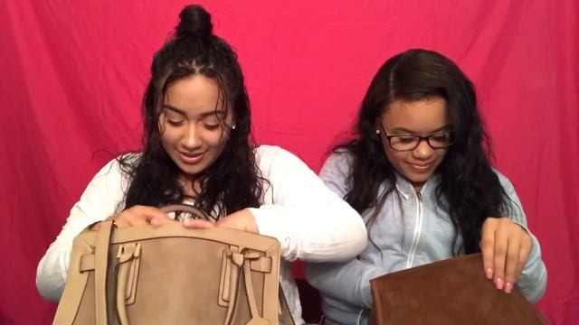 WHAT'S IN OUR BAG! смотреть онлайн