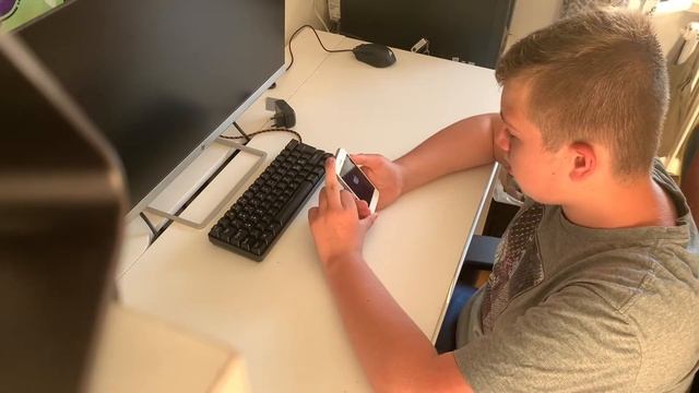 Unboxing an iPhone 5 running iOS 6.1.3 with shsh blobs. смотреть онлайн
