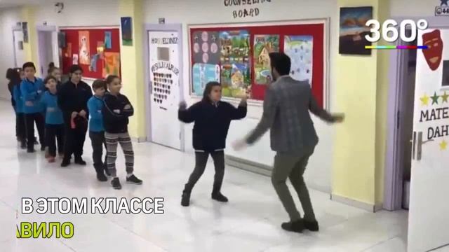 Teacher Meets children in the morning at school Учитель Встречает детей по утрам в школе смотреть онлайн