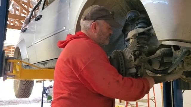 Dodge Nitro Struts and lower bushing replacement. смотреть онлайн