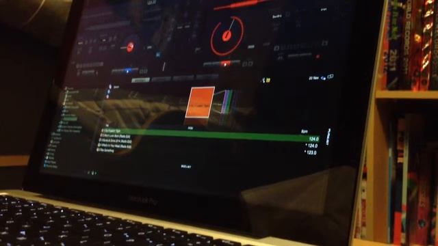 How to use Virtual DJ on a MacBook Pro смотреть онлайн
