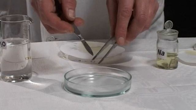 Химия. Взаимодействие щелочных металлов с водой. смотреть онлайн