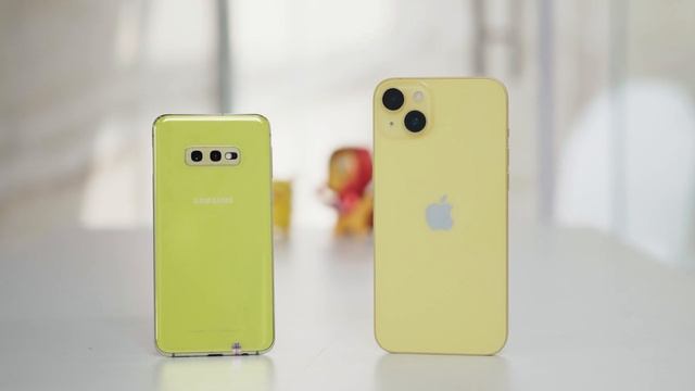 Trên tay iPhone 14 màu vàng vừa mở bán | Vật Vờ Studio смотреть онлайн