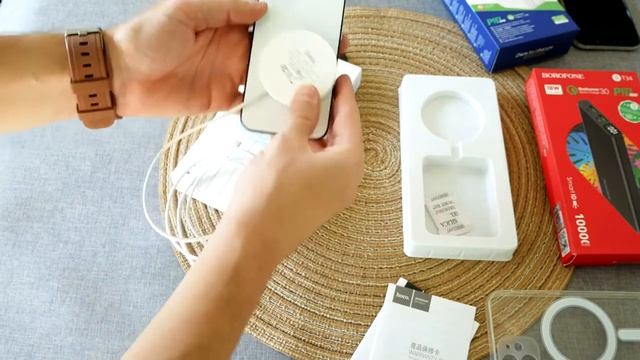 Hoco Magnetic Wireless Charger W/ 15W Fast Charge (CW28)