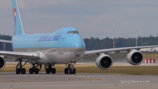 Boeing 747 of Korean Air Cargo taxiing in Sheremetyevo смотреть онлайн