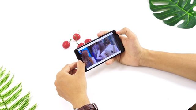 FPT Shop - Trên tay Sharp Aquos S2, thiết kế như iPhone X, camera kép, giá dưới 7 triệu смотреть онлайн