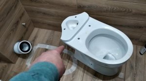 Устанавливаем унитаз близко к стене и на неровное основание.