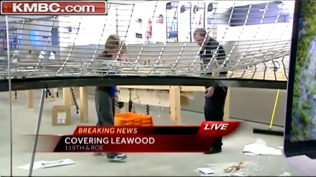 Thieves crash car into Leawood Apple store смотреть онлайн