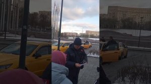 Контролер «Организатор перевозок» Юрий Обруч устроил групповой штраф мигрантов на улице