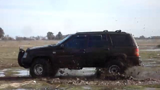 grand cherokee v8 en barro.mpg смотреть онлайн