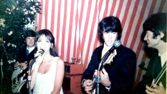 Pat Carroll -- Killing me softly with his song смотреть онлайн
