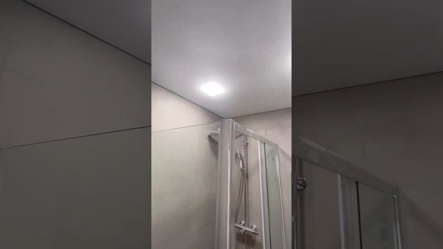 Натяжной потолок в душевой🚿 #дизайнинтерьера #ремонт #натяжныепотолки #интерьер #освещение #ванная смотреть онлайн