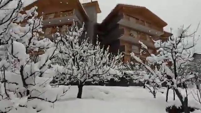 Golden Apple Resort Manali Outside view смотреть онлайн