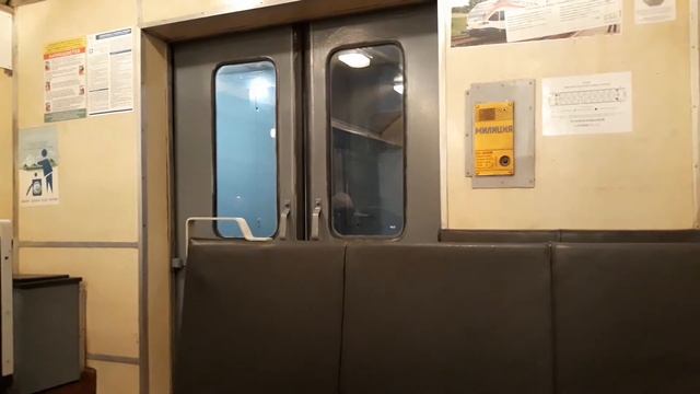 Внутри моторного вогона ЭР9Т-702. смотреть онлайн