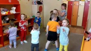 Весенняя зарядка в детском саду.