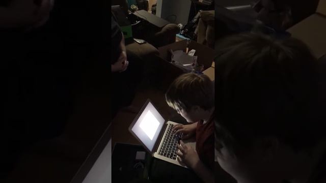 Peyton opening his Apple MacBook Air Christmas Motning смотреть онлайн
