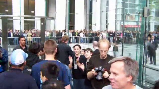 Apple Store in NYC on 5th Ave Grand Opeing смотреть онлайн