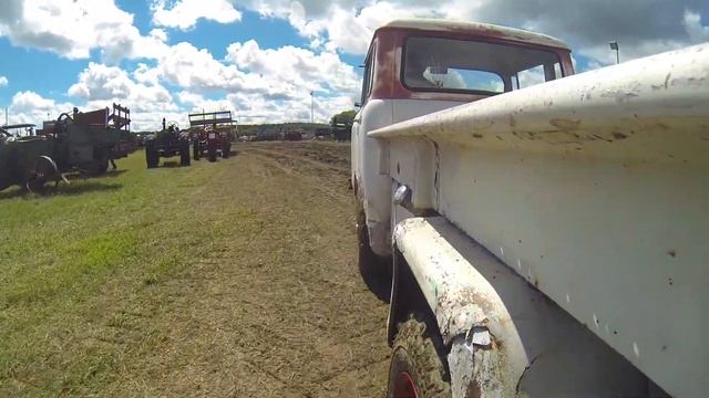 Jeep FC 150 through some mud. смотреть онлайн