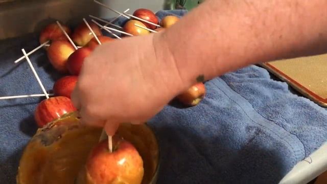 🍎EASY Apple Pie Caramel Apples 🍏| Fall Food Friday 2019 | Cook with Me смотреть онлайн