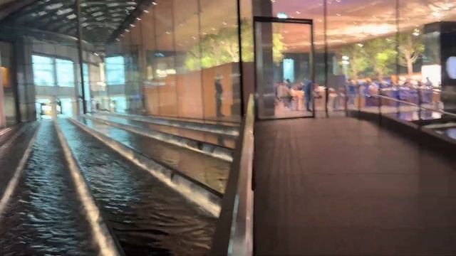 UAE’s most beautiful APPLE store in the Galleria Mall смотреть онлайн