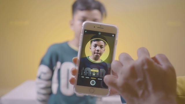 iPhone X vs iPhone 8 Plus, Mana Yang Lebih Baik? Versi Gen Halilintar смотреть онлайн