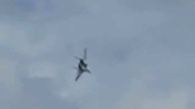 Пролёт Су-27 (Su-27) с элементами высшего пилатажа.