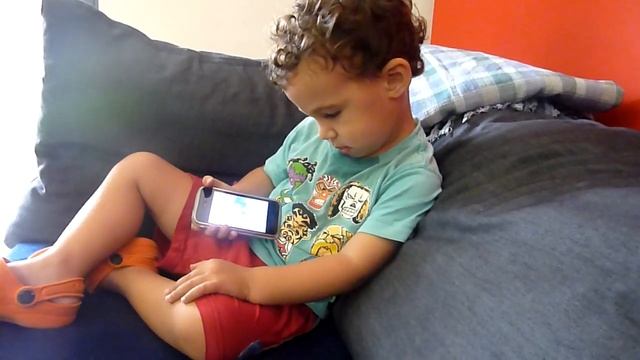 Apple took over my family ...My Kid speaks only with Talking Tom, the iPhone App смотреть онлайн