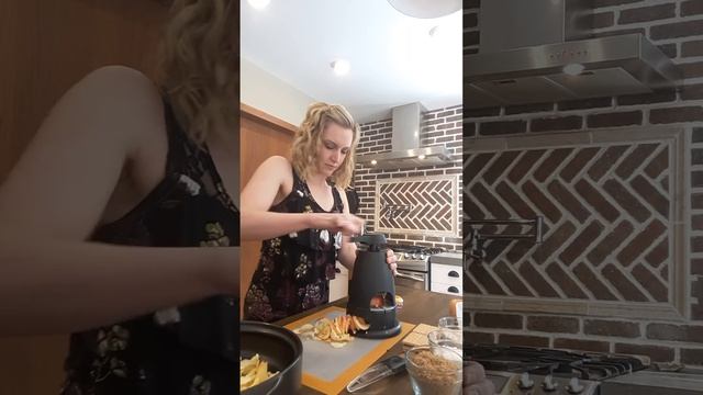 4 minute Apple Crisp with Pampered Chef tools! смотреть онлайн