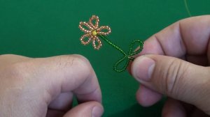 Цветок из бисера методом параллельного плетения