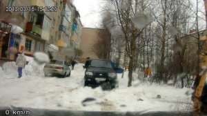В Шарье женщину чуть не завалило падающим снегом