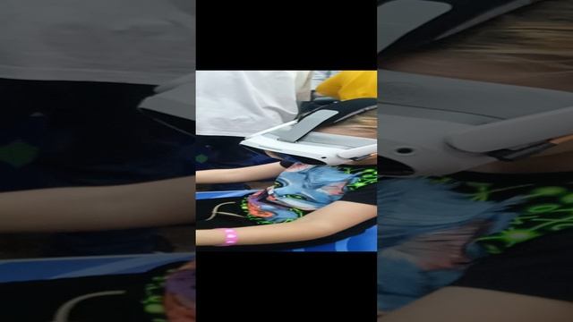 Таня осваивает очки виртуальной реальности