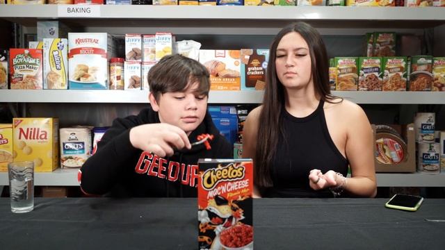 Kiwi's Try Cheetos Mac N Cheese | International Foods смотреть онлайн